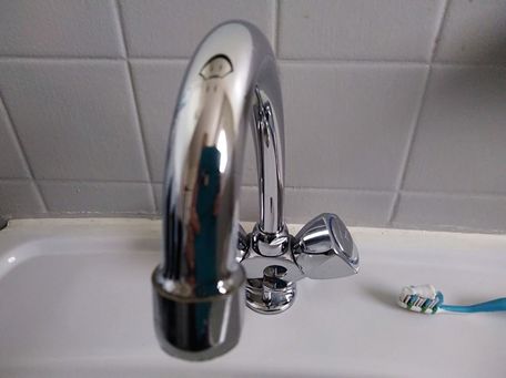 ADVICE MAIN IMAGE Nettoyer vos robinets avec un reste de dentifrice