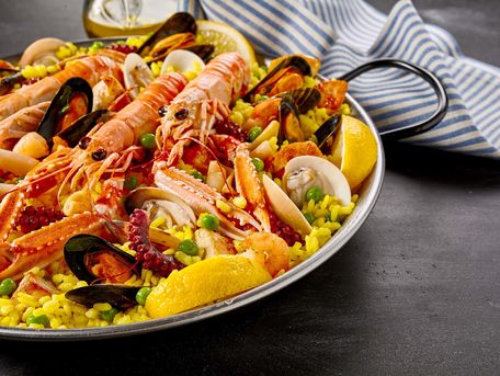 RECIPE MAIN IMAGE Paella aux fruits de mer et pattes de crabe