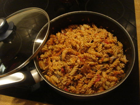 RECIPE MAIN IMAGE One-pot pasta fusillis au thon & thym-aubergine