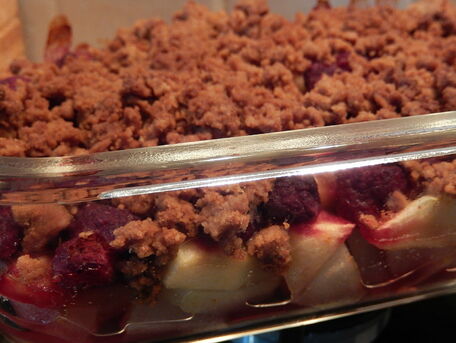 RECIPE MAIN IMAGE Crumble poire-pomme-framboise-spéculoos