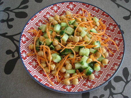 RECIPE MAIN IMAGE Salade de pois chiches & carottes 