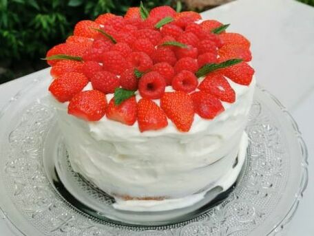 RECIPE MAIN IMAGE Rainbow cake fraises et framboises
