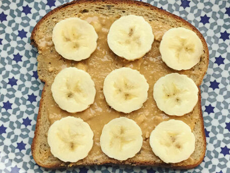 RECIPE MAIN IMAGE Tartine pain complet (ou céréales) au beurre de cacahuète bio et tranches de banane