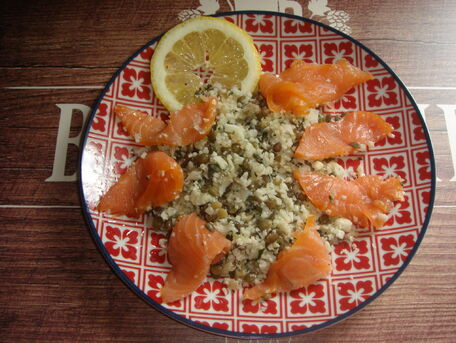 RECIPE MAIN IMAGE Taboulé de lentilles vertes & chou-fleur au saumon