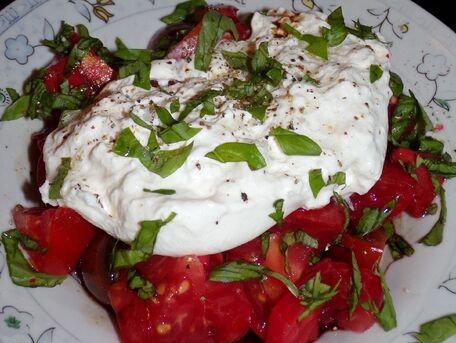 RECIPE MAIN IMAGE Tomate, burrata, basilic frais du jardin, huile d'olive et crème de balsamique