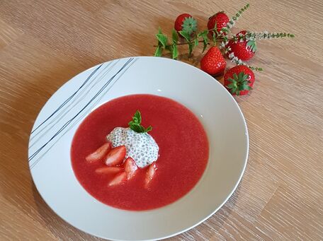 RECIPE MAIN IMAGE Soupe de fraises verveine/menthe et pudding de chia