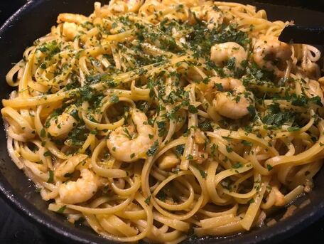 RECIPE MAIN IMAGE Spaghetti plats aux crevettes, ail et persil