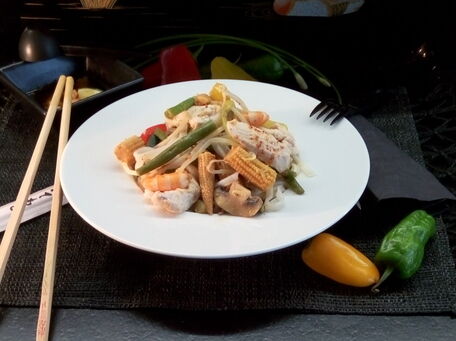 RECIPE MAIN IMAGE Nouilles chinoises au soja, poulet, crevettes