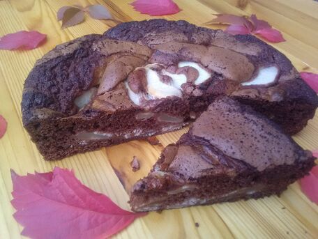 RECIPE MAIN IMAGE Gâteau façon brownie chocolat, poires et crème de noix de cajou