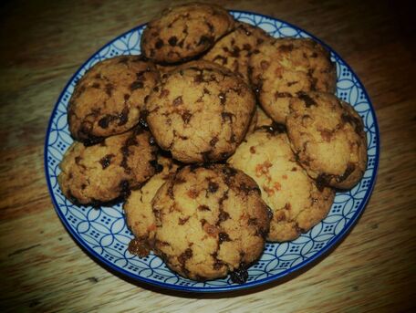 RECIPE MAIN IMAGE Cookies sans gluten extra moelleux aux pépites de chocolat, beurre solé et éclats de caramel