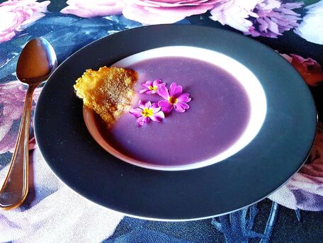RECIPE MAIN IMAGE Soupe violette avec sa tuile de parmesan
