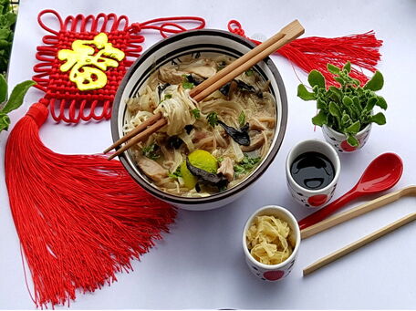 RECIPE MAIN IMAGE Soupe asiatique de dinde, nouille de riz pho et champignons noirs