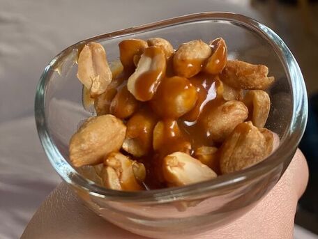 RECIPE MAIN IMAGE Cacahuètes caramel au beurre salé maison et sa fleur de sel