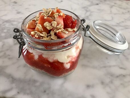 RECIPE MAIN IMAGE Flocons d’avoine avec du yaourt de soja, des fraises et de la papaye