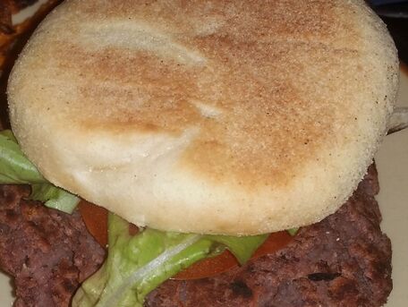 RECIPE MAIN IMAGE Burgers muffins pur beurre Regent's Pack aux galettes de haricots rouges