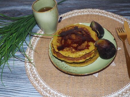 RECIPE MAIN IMAGE Délicieux pancakes sans gluten parfumés au thé matcha et au miel
