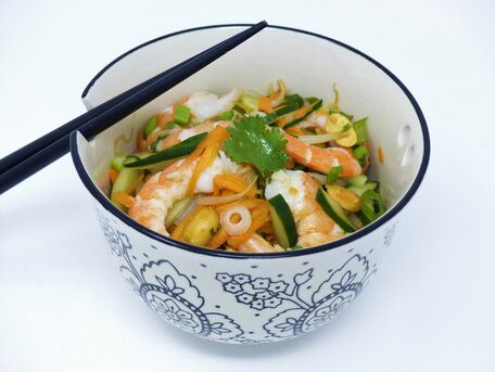 RECIPE MAIN IMAGE Salade fraîcheur aux crevettes à l'asiatique
