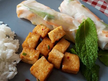RECIPE MAIN IMAGE Tofu sauté avec sauce d\'huitre avec des rouleaux de printemps et riz.