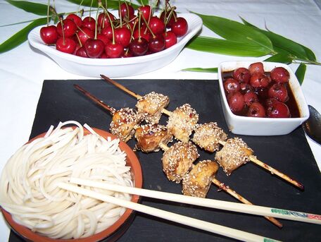 RECIPE MAIN IMAGE Brochettes de poulet yakitori et sa sauce cerise