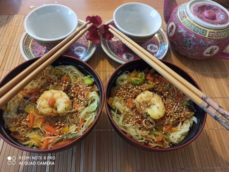 RECIPE MAIN IMAGE Nouilles chinoises aux légumes et aux crevettes