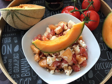 RECIPE MAIN IMAGE Salade grecque plein de fraîcheur : melon, tomates & fêta !