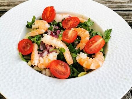 RECIPE MAIN IMAGE Salade-repas à la coriandre et aux crevettes