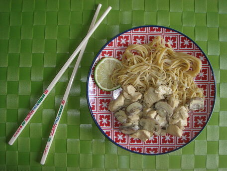 RECIPE MAIN IMAGE Poulet à la thaïe et nouilles chinoises