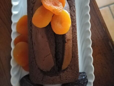 RECIPE MAIN IMAGE Cake moelleux au chocolat et abricots secs vegan