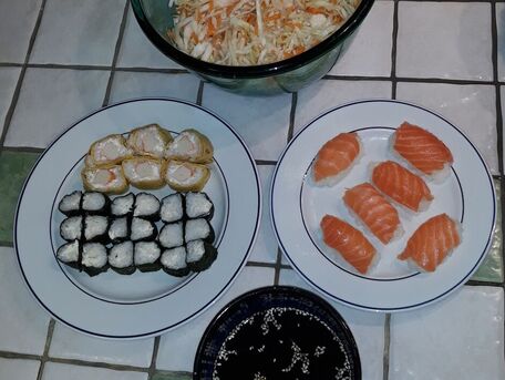 RECIPE MAIN IMAGE Makis au crabe nageur, surimi, Sushis au saumon et salade de chou à la Japonaise