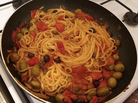 RECIPE MAIN IMAGE Spaghetti plats aux 2 olives, câpres et tomates cerise
