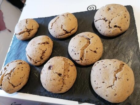RECIPE MAIN IMAGE Cookies aux pépites de chocolat... garnis d’un bonbon Schoko-Bon