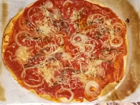 RECIPE MAIN IMAGE Pizza aux anchois, poivrons et oignons