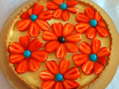 RECIPE MAIN IMAGE Tarte fraîcheur à la crème vanille et ses  fraises en fleurs hautes en couleurs 