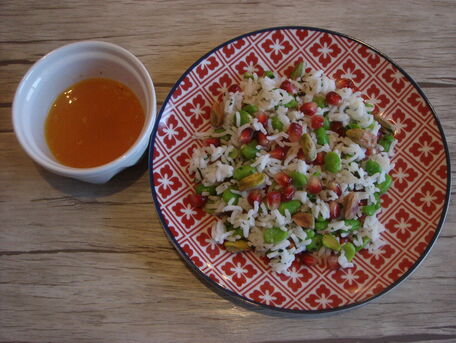 RECIPE MAIN IMAGE Salade de riz à la grenade, fèves & sauce au curcuma