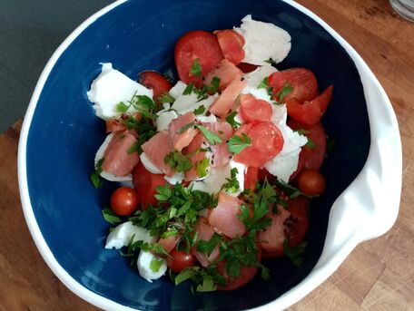 RECIPE MAIN IMAGE Salade de tomates au pavé de saumon fumé !!!
