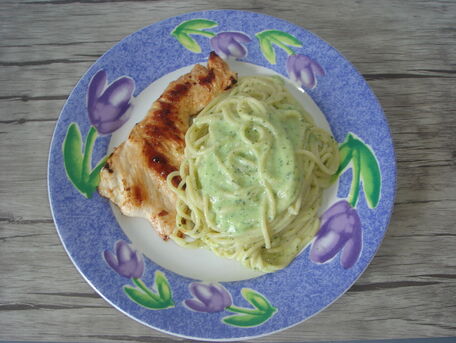 RECIPE MAIN IMAGE Spaghettis sauce aux courgettes, ail & fines herbes