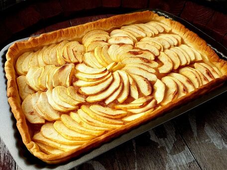RECIPE MAIN IMAGE Tarte aux pommes à la compote et à la cannelle avec les pommes du jardin