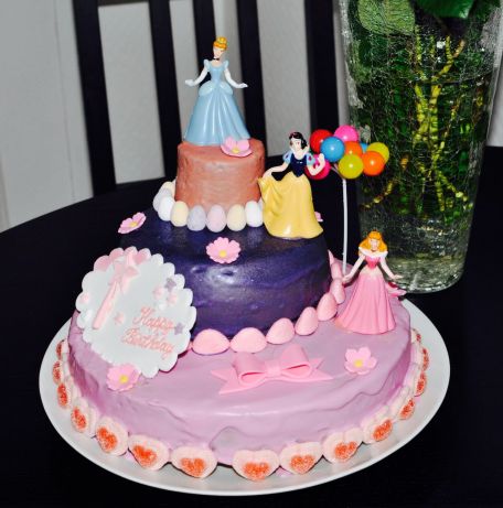 RECIPE MAIN IMAGE Gâteau d'anniversaire de Princesses