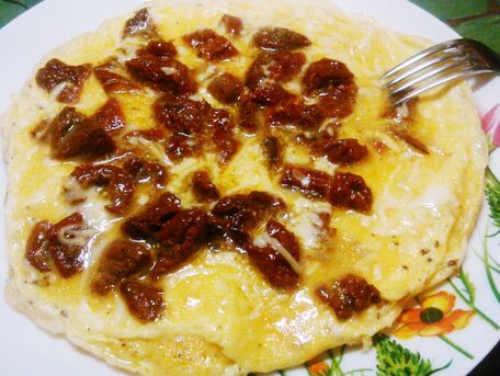 RECIPE MAIN IMAGE Omelette aux tomates séchées et aux 3 fromages
