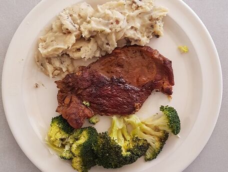 RECIPE MAIN IMAGE Côtes de porc,broccolis,écrasé de pommes de terre aux cèpes