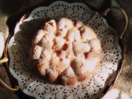 RECIPE MAIN IMAGE Tendre brioche aux biscuits roses