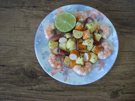 RECIPE MAIN IMAGE Salade de pommes de terre, crevettes et surimi