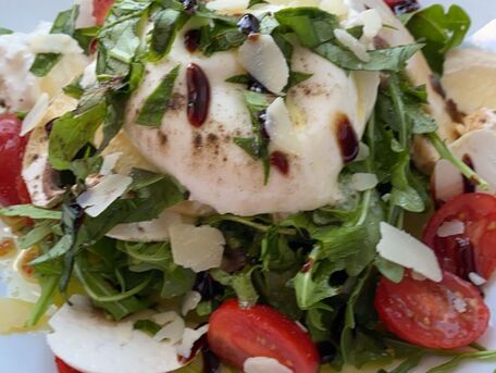 Salade-repas à la burrata