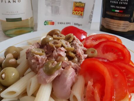 RECIPE MAIN IMAGE Salade de Penne au thon, aux olives et aux tomates