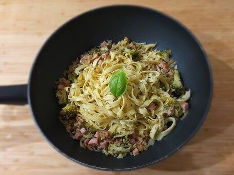 RECIPE MAIN IMAGE Tagliatelle fraîches aux brocolis, pancetta, dés d\'épaule de porc, parmigiano et basilic