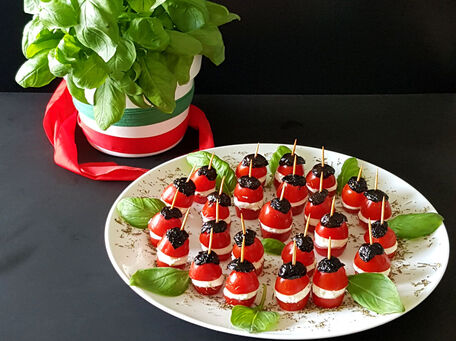 RECIPE MAIN IMAGE Mini spiedini de tomates cerise, mozzarella, basilic