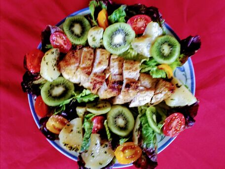 RECIPE MAIN IMAGE Salade poulet, pommes de terre, kiwi 