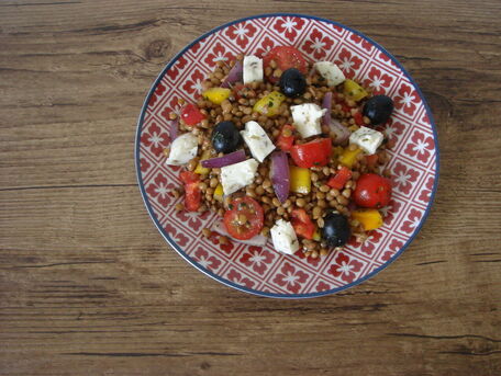 RECIPE MAIN IMAGE Salade de lentilles aux poivrons, coriandre & halloumi  