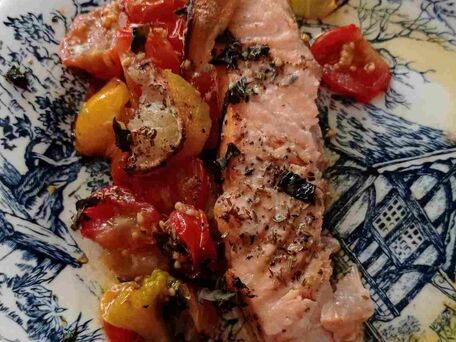 RECIPE MAIN IMAGE Pavés de saumon et tomates cerises
