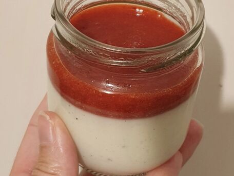 RECIPE MAIN IMAGE Panna cotta à la vanille et son coulis de fraises